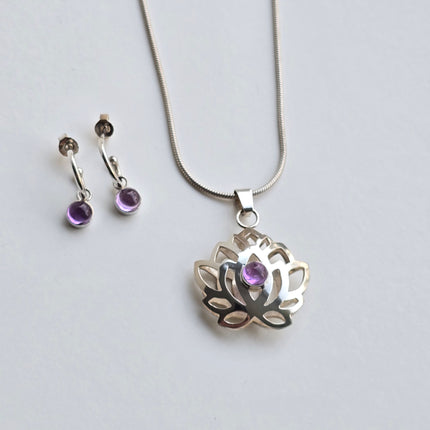 Zilveren collier met lotusbloem hanger en amethist.