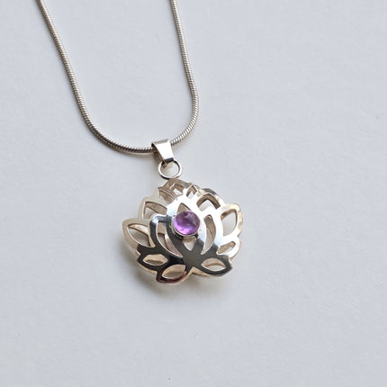 Zilveren collier met lotusbloem hanger en amethist.