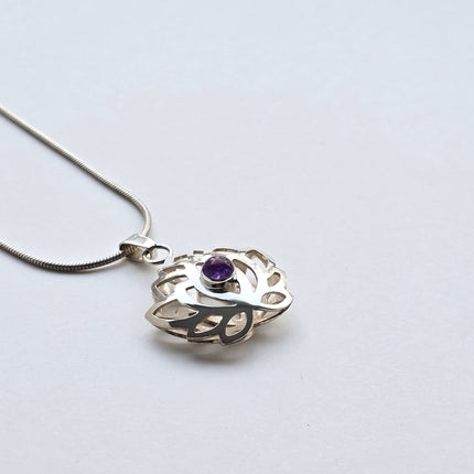 Zilveren collier met lotusbloem hanger en amethist.