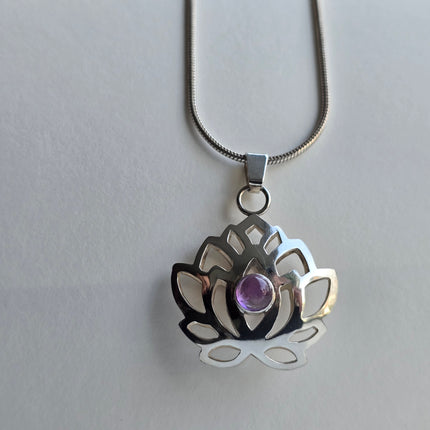Zilveren collier met lotusbloem hanger en amethist.