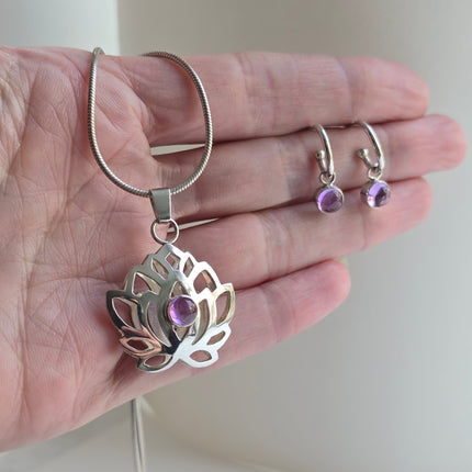 Zilveren collier met lotusbloem hanger en amethist.
