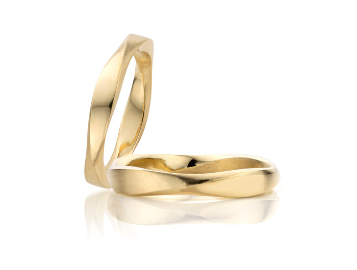 <h4>Geelgoud model met twist, deels mat en deels glanzend,</h4>